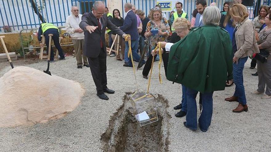 Colocación de la primera piedra de las obras.