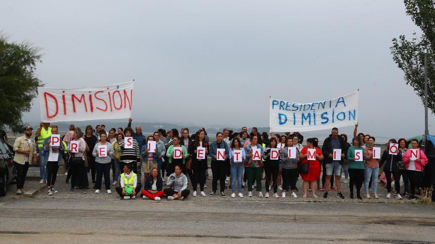 Decenas de mariscadoras de Cambados reclaman la dimisión de su presidenta