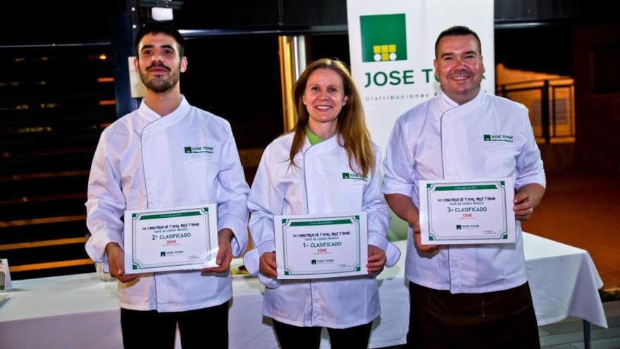 Los tres ganadores posan con sus diplomas.