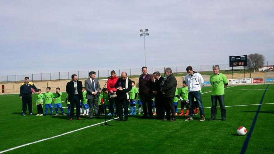 Toro estrena un campo de césped artificial