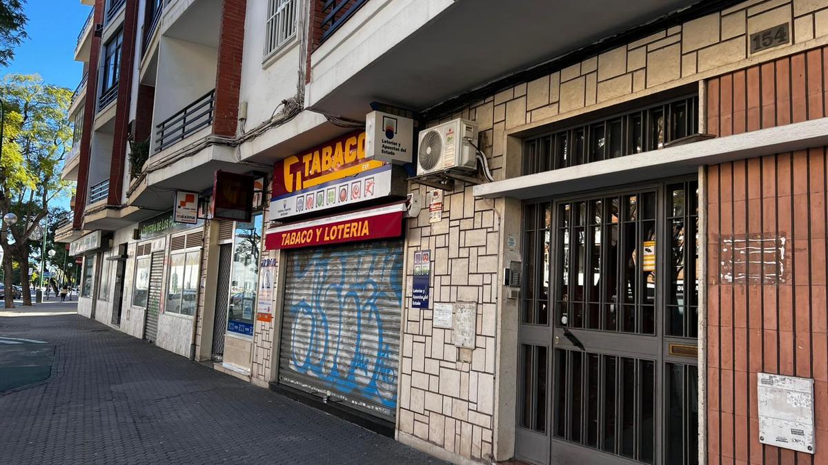 Vista del estanco del número 154 de la calle Luis Montoto, este 6 de enero en que se ha repartido el Niño.