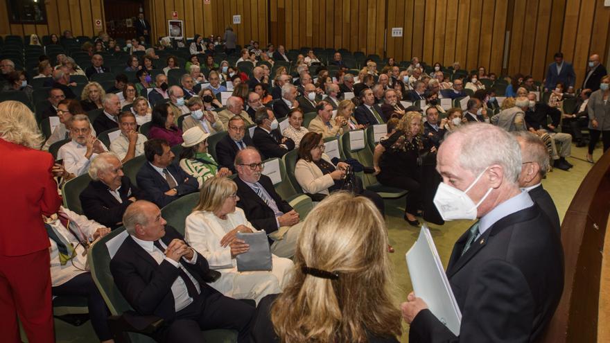 Honores tras colgar la bata: homenaje a 125 médicos jubilados este año en Asturias