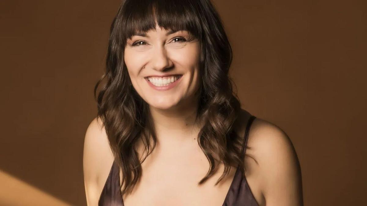 La poeta burrianense Bibiana Collado Cabrera recita su poesía en Egipto.