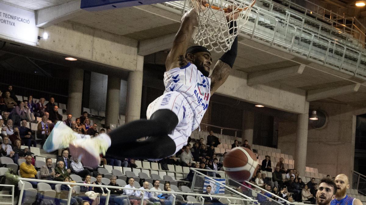 Blaylock se cuelga del aro durante el partido ante el Almansa.