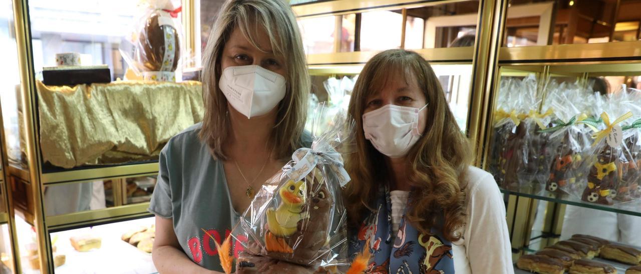 Marta García y Rosa García enseñando un bollo de Pascua en su confitería de Doctor Graíño.