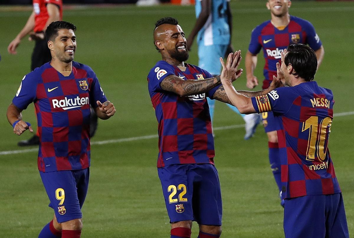 Suárez, Messi y Arturo Vidal celebrando un gol