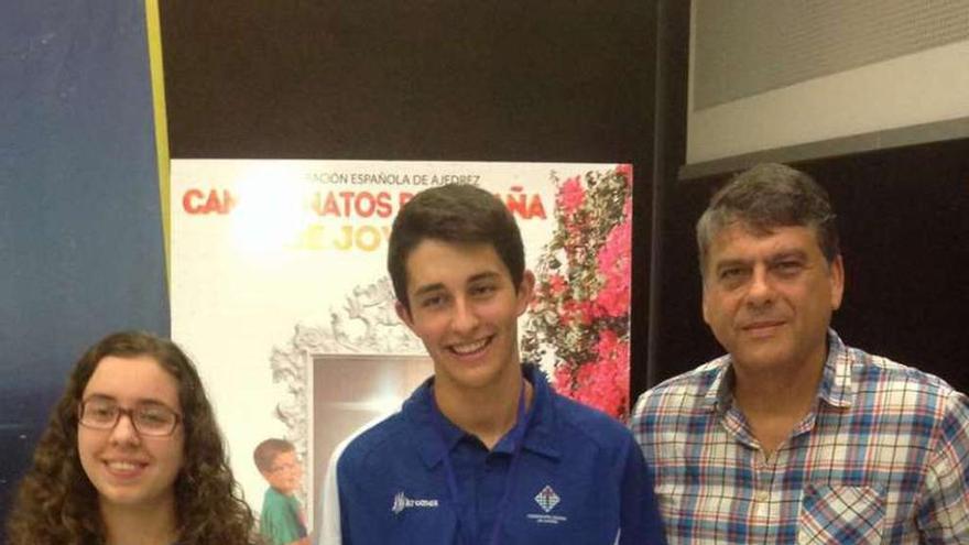 Julio Suárez con el trofeo que acredita el éxito conseguido.