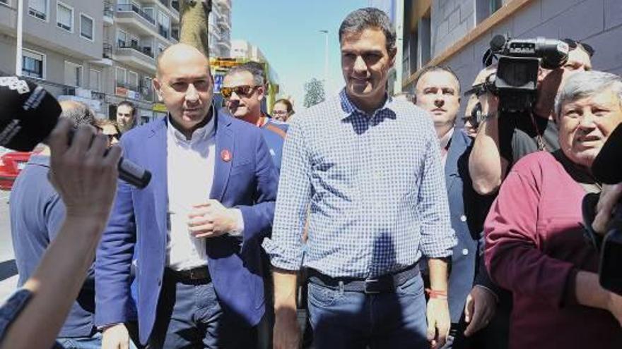 Alejandro Soler, referente del «sanchismo» en Alicante, junto a Pedro Sánchez en un mitin en mayo.