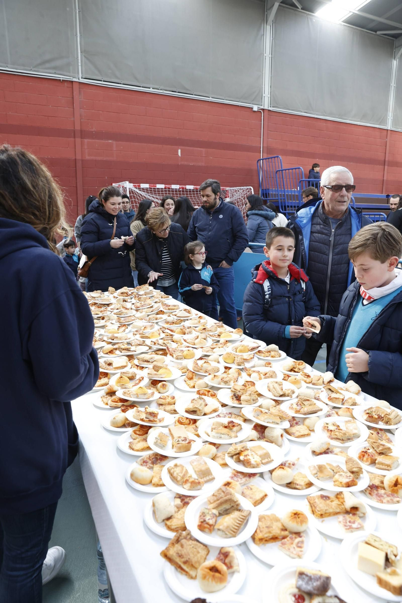Así fue la merienda solidaria en los jesuitas de Gijón (en imágenes)