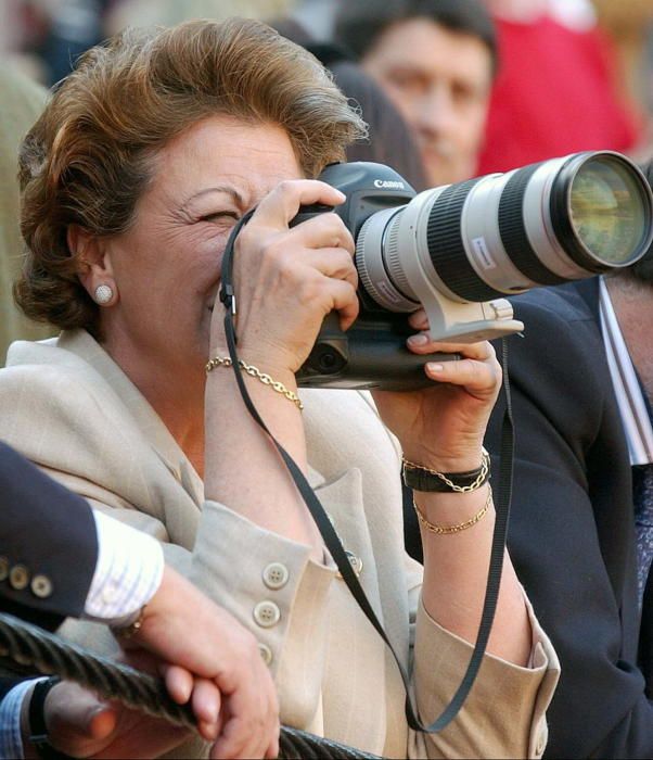 Rita Barberá mira a través de la cámara de fotos de un periodista durante la corrida de toros correspondiente a la feria de las Fallas de 2005.