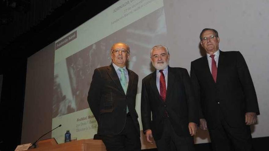 González Laxe, Villanueva (centro) y José María Arias, ayer. // Casteleiro