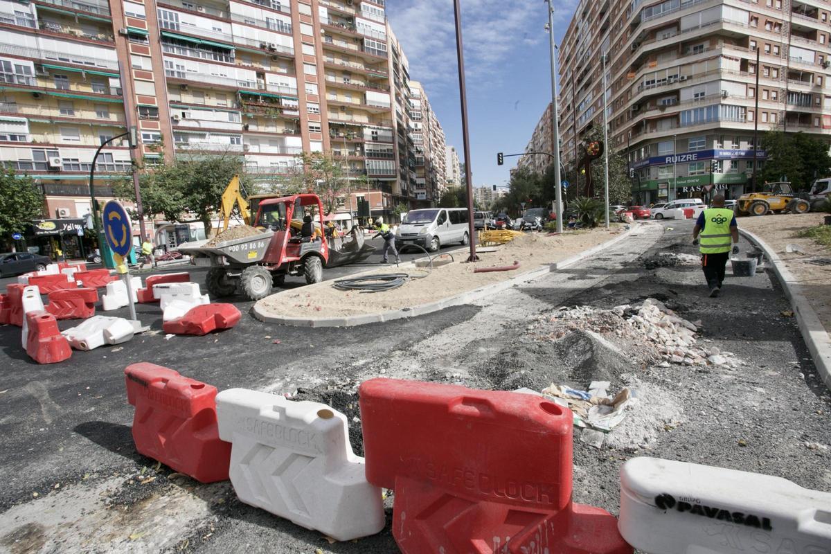 Obras en la plaza Díez de Revenga y calle Isaac Albéniz