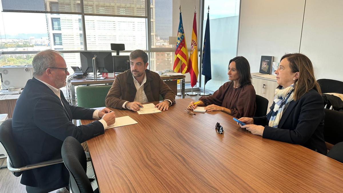 Un moment de la reunió per a abordar el futur centre de dia de Xeraco