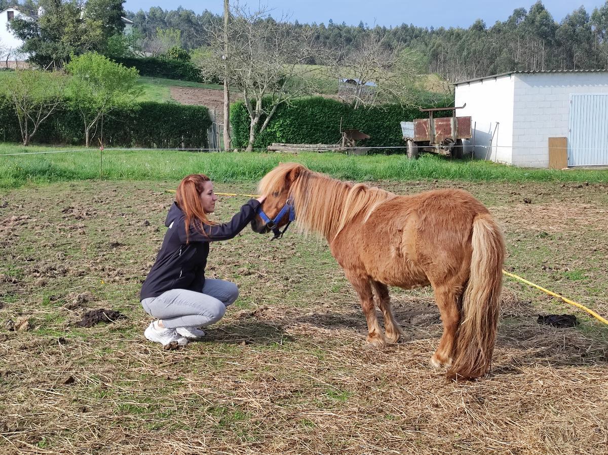 Martí con un pequeño poni.