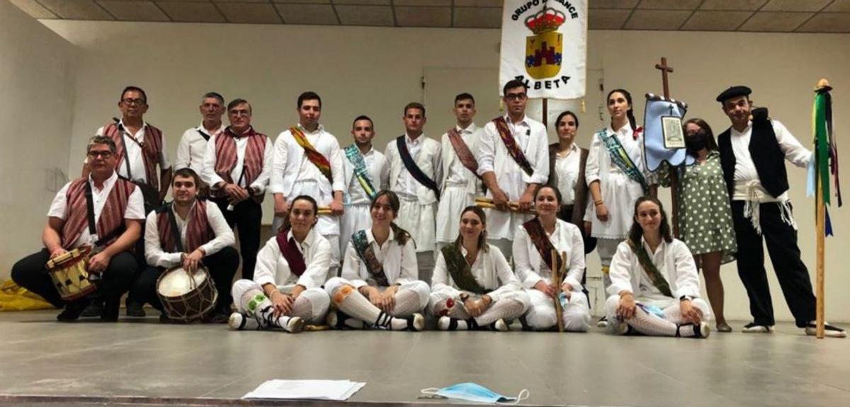 El dance se realizó en el pabellón municipal.