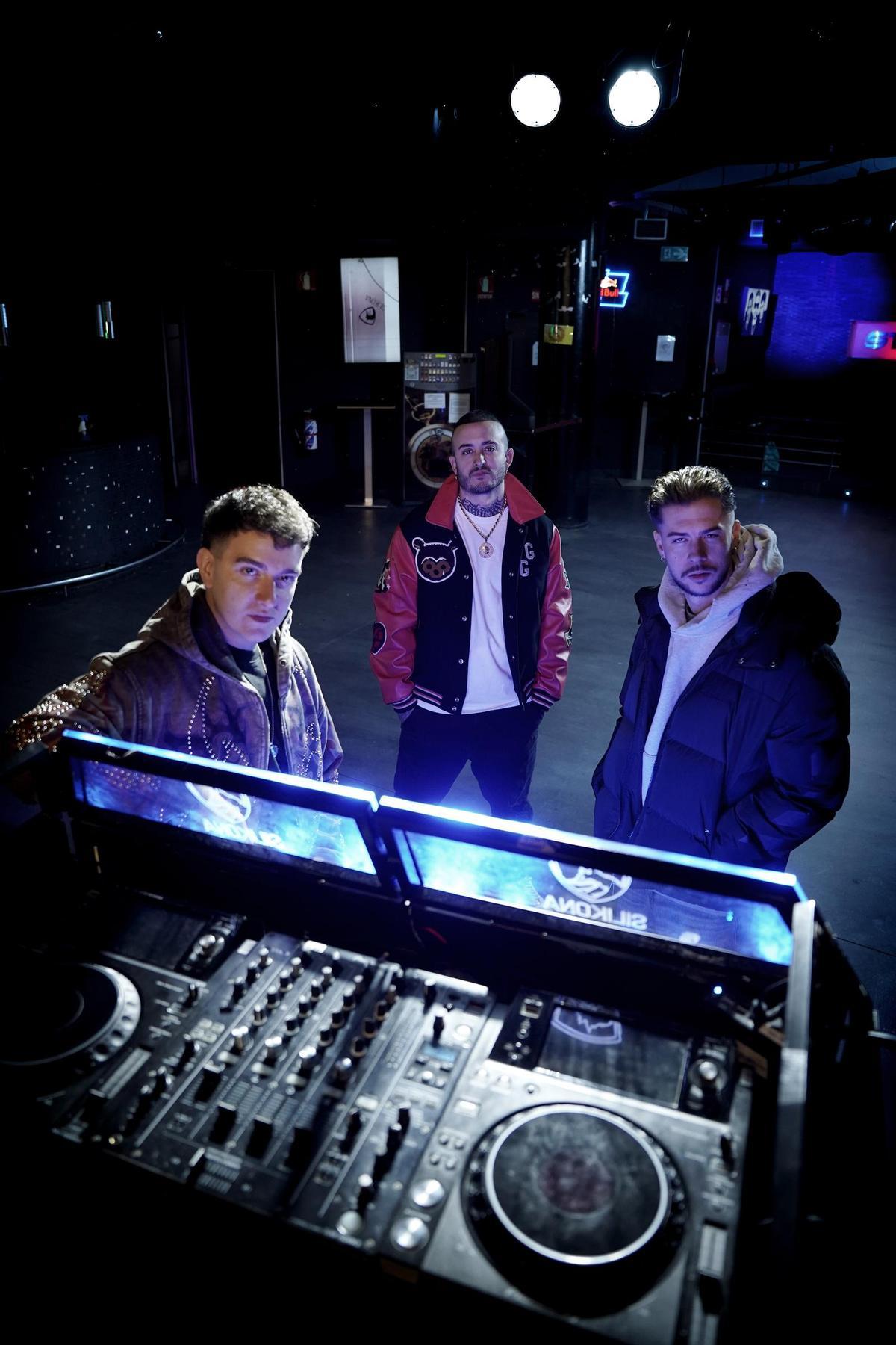 Natos y Waor junto a Recycled J.