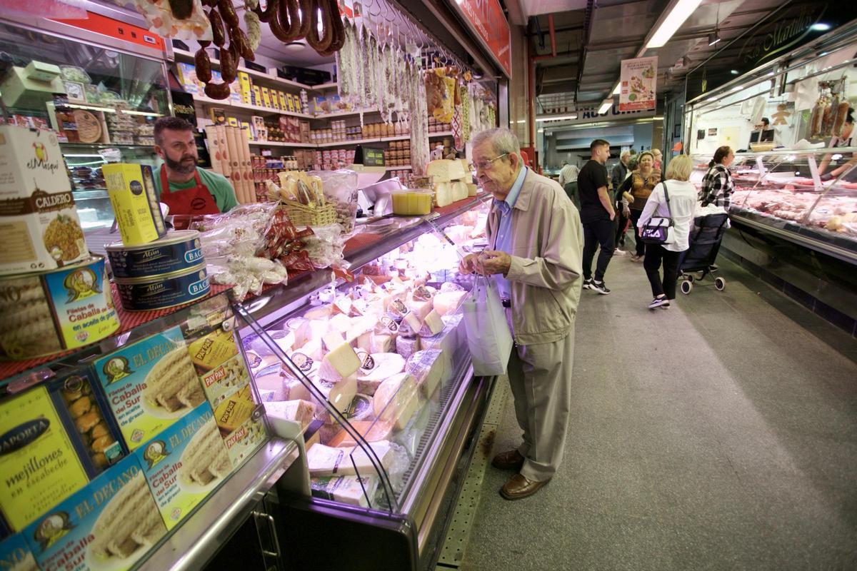 Establecimiento de quesos y fiambres en el Mercado de Verónicas