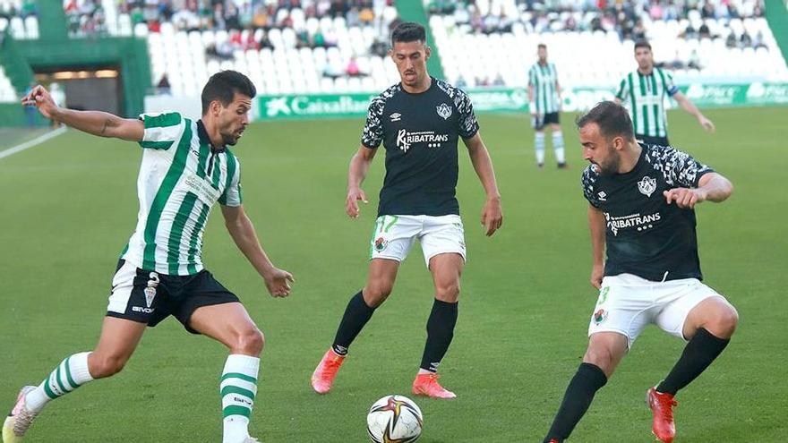 Una acción del Córdoba-Cacereño del domingo.