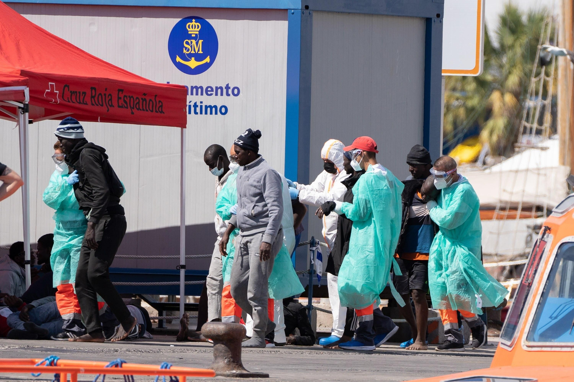 Tres ocupantes del cayuco avistado cerca de Tenerife, evacuados por deshidratación