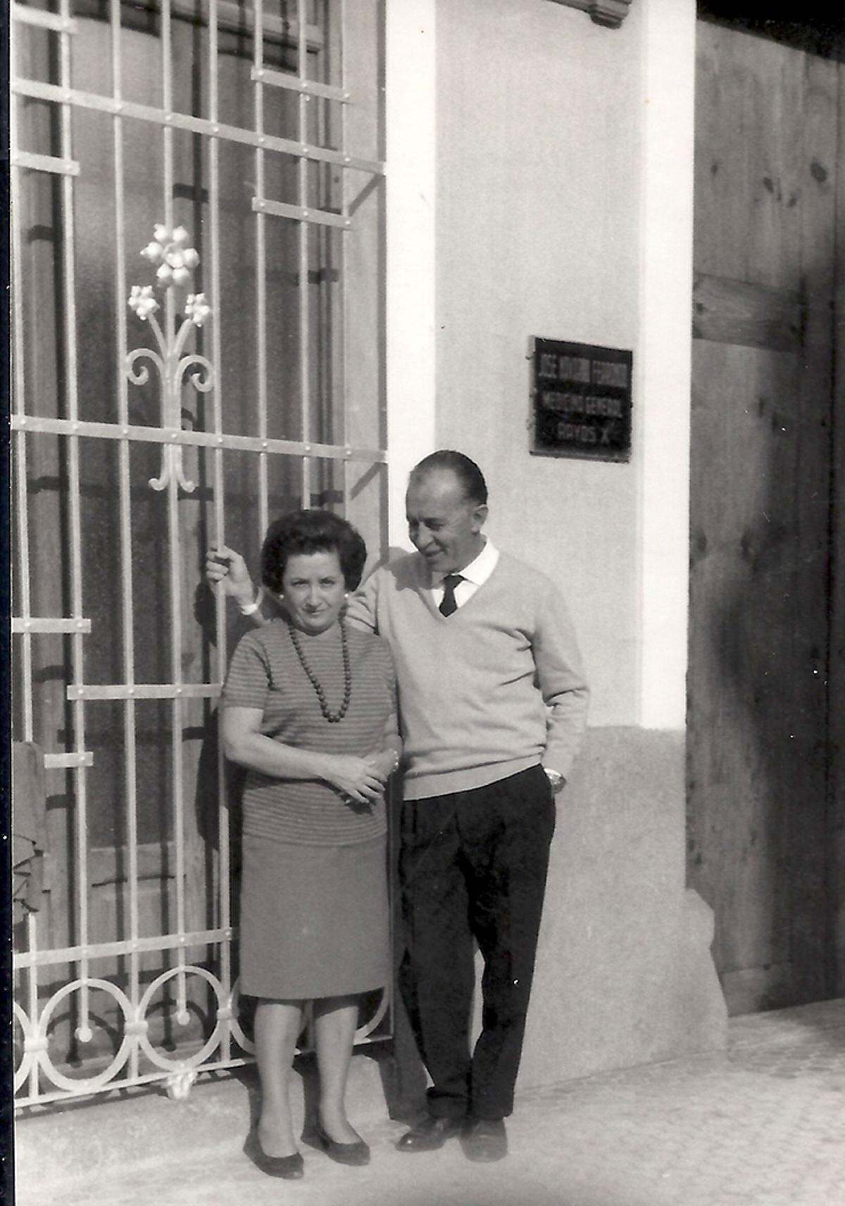 Carmen Piera y su marido José Navarro a las puertas de su clínica en la calle Mare de Déu de Sueca.