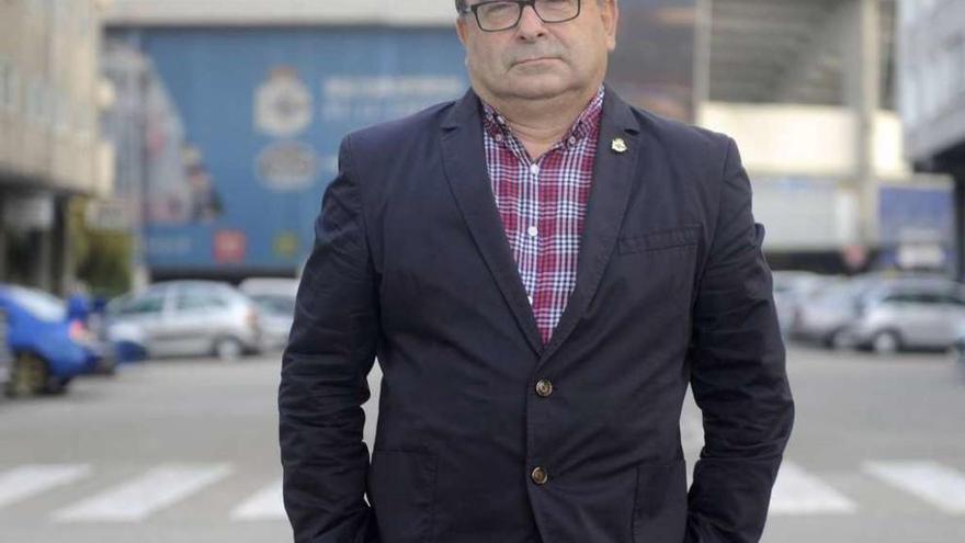 Enrique Calvete, onte, diante do estadio de Riazor.