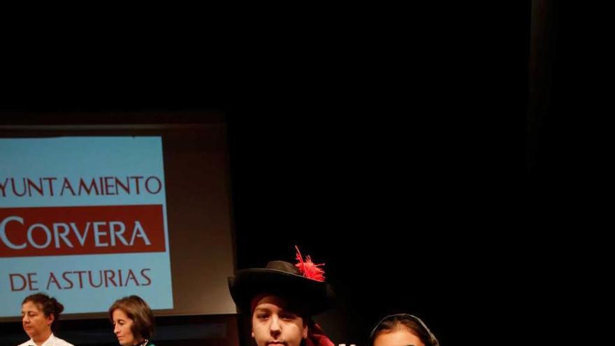 Javier Eidoa, Lucía López y Carla Monteiro, tres de los premiados del taller de teatro de la biblioteca de Los Campos.