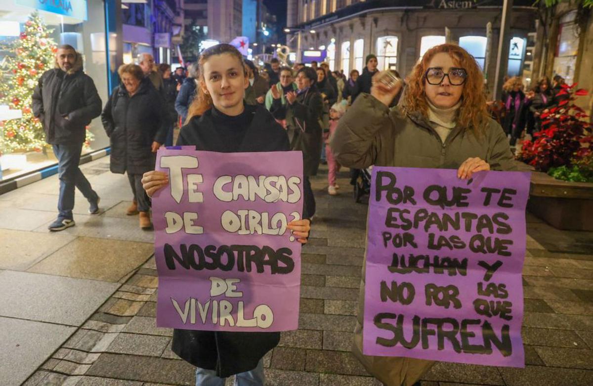 Asistentes a la protesta vilagarciana. | Iñaki Abella
