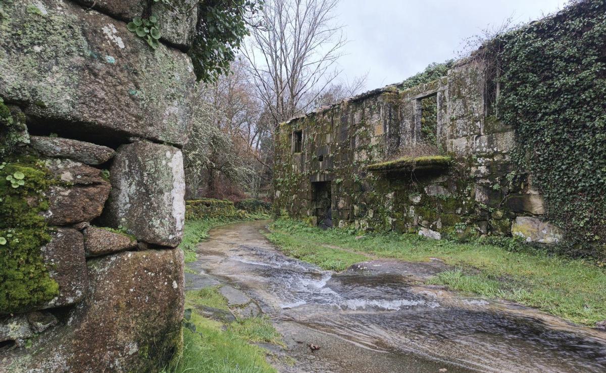 Un regato inunda la aldea deshabitada de A Ponte, entre Vilamarín y Cea. | IÑAKI OSORIO