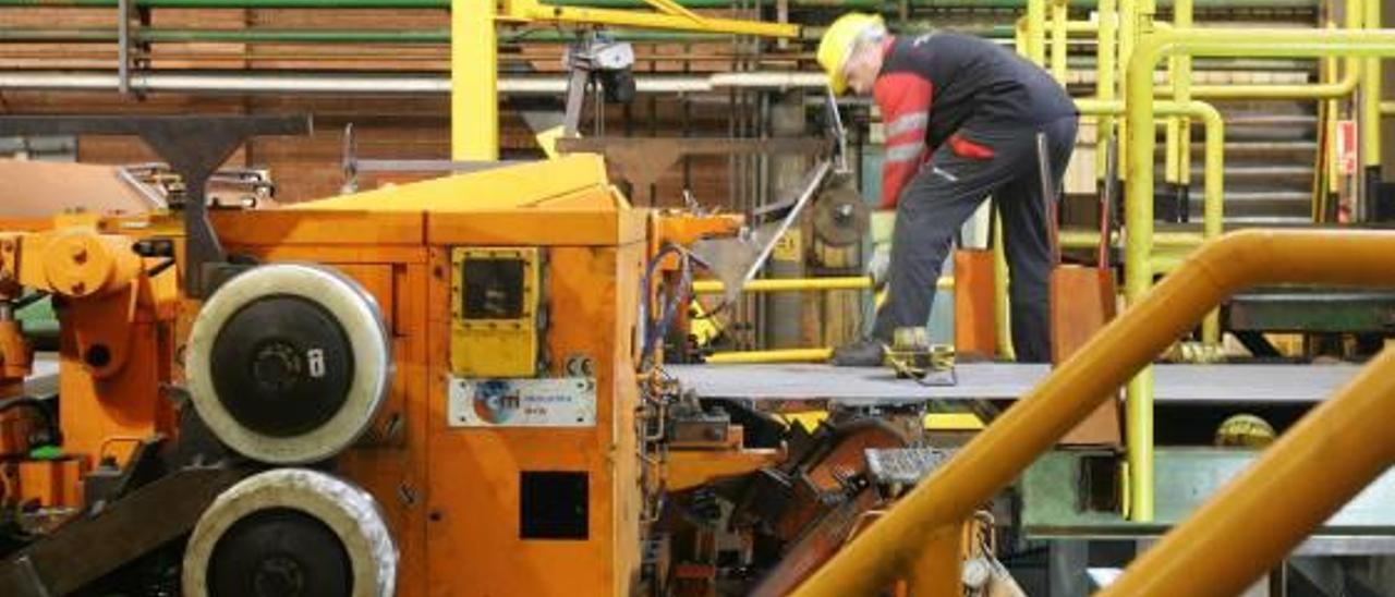 Un trabajador en el interior de la planta de Sagunt.