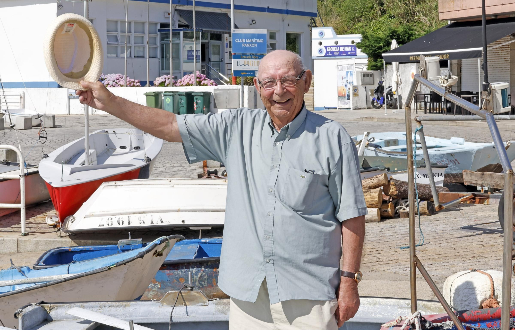 El marinero Manuel Carbajo Rial, risueño en el muelle de Panxón, y que hoy será homenajeado en Nigrán