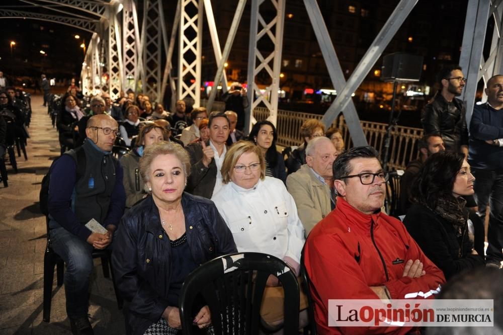 Festival de folclore en el Puente de Hierro