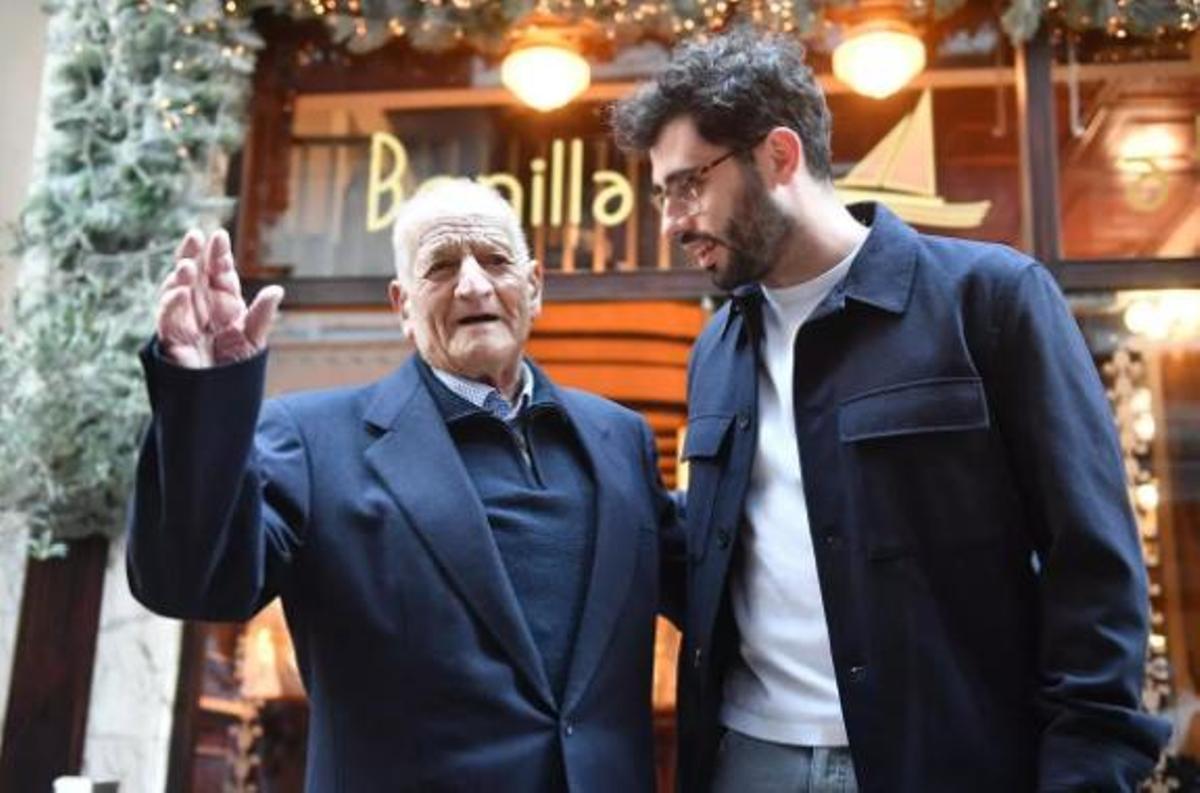 Bonilla, junto a su nieto, César, el día de su 90 cumpleaños / VICTOR ECHAVE