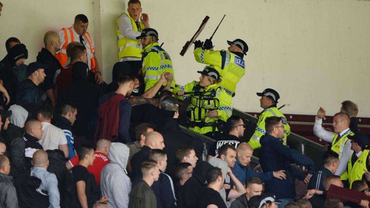 La policía ordenó suspender el Burnley-Hannover