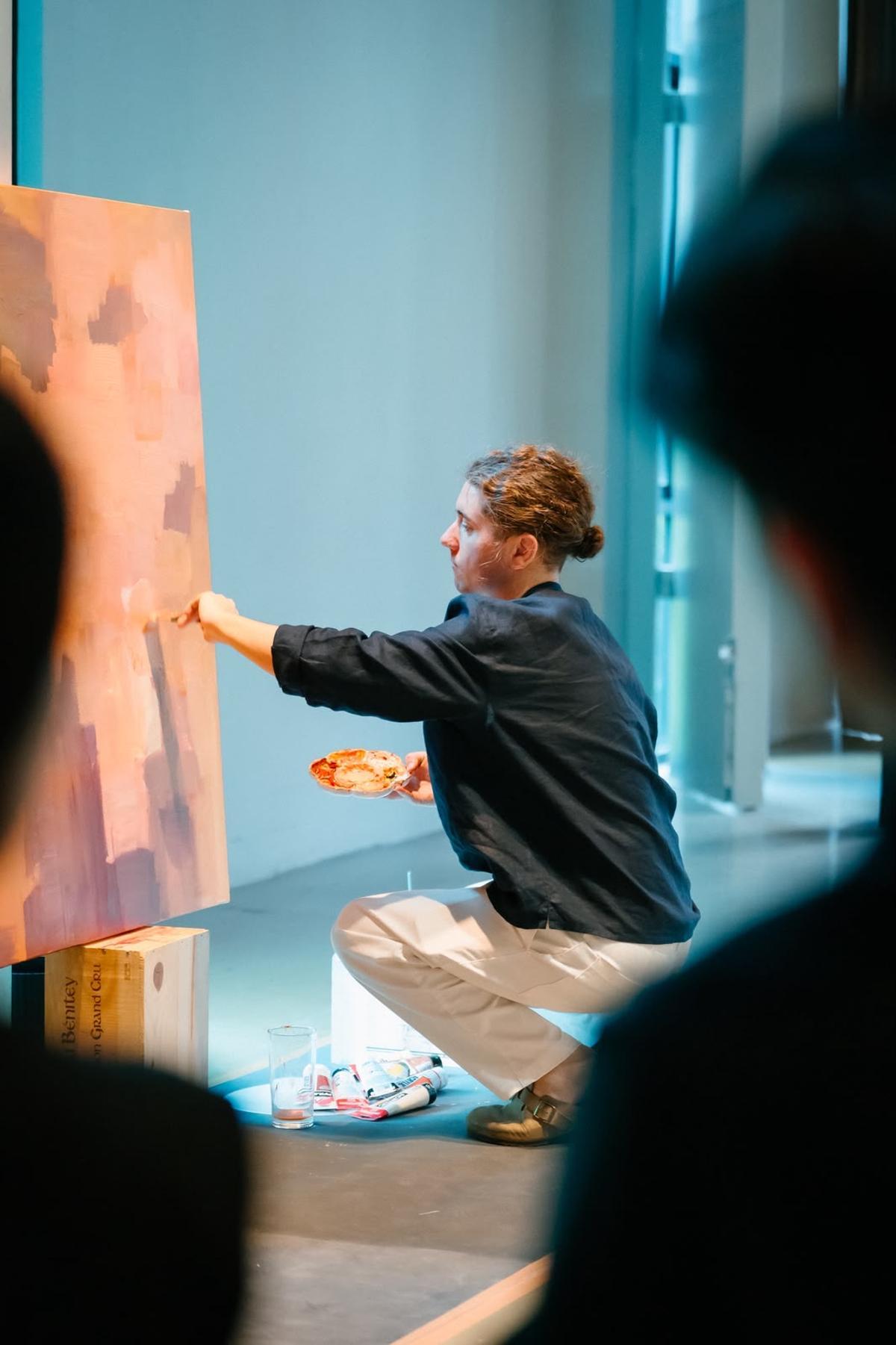 Pablo Ozo realizando una exhibición en Tailandia.