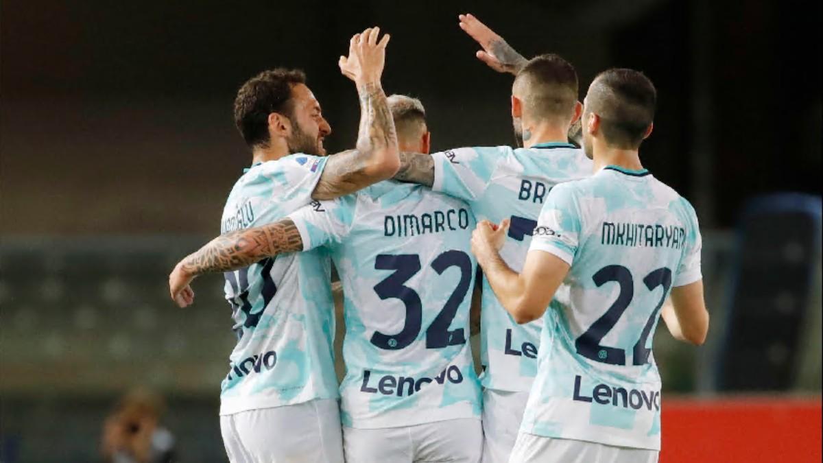 Jugadores del Inter celebran uno de los goles al Hellas Verona