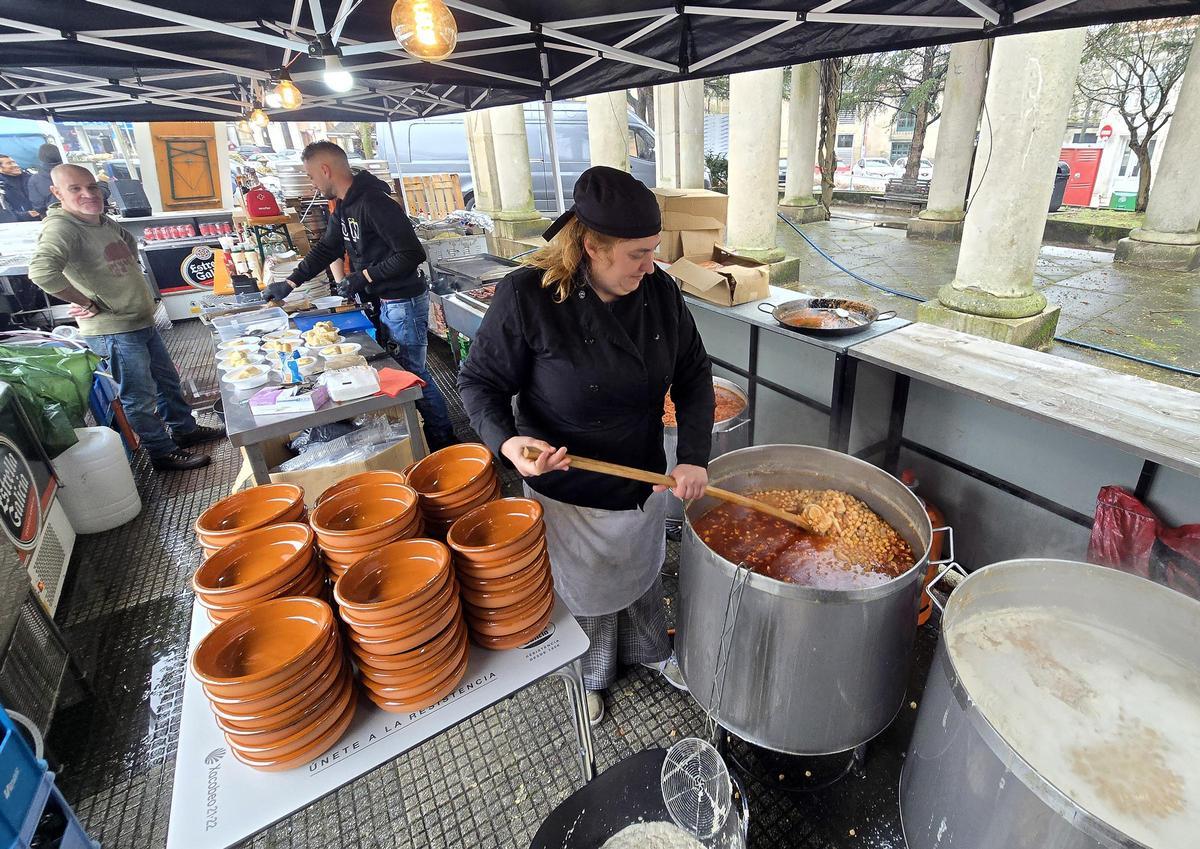 Primer día de la Festa dos Callos en Bouzas con lluvia este sábado.