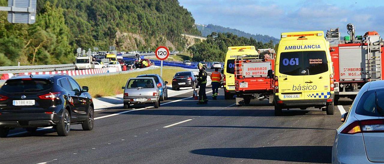 Accidente que provocó el conductor suicida en la autovía de O Morrazo.