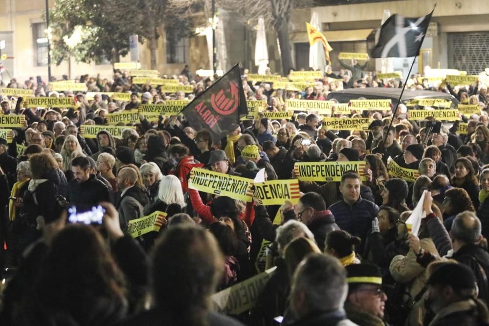 Manifestació a Girona en contra de la decisió de la JEC d'inhabilitar Torra