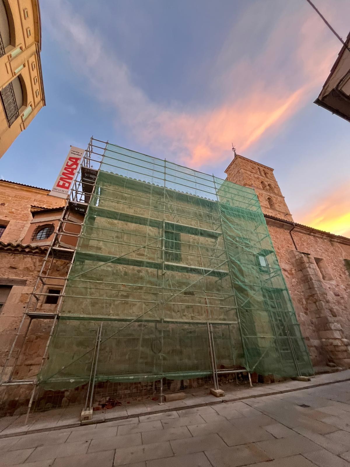 El andamio ya está instalado en el exterior del templo románico.