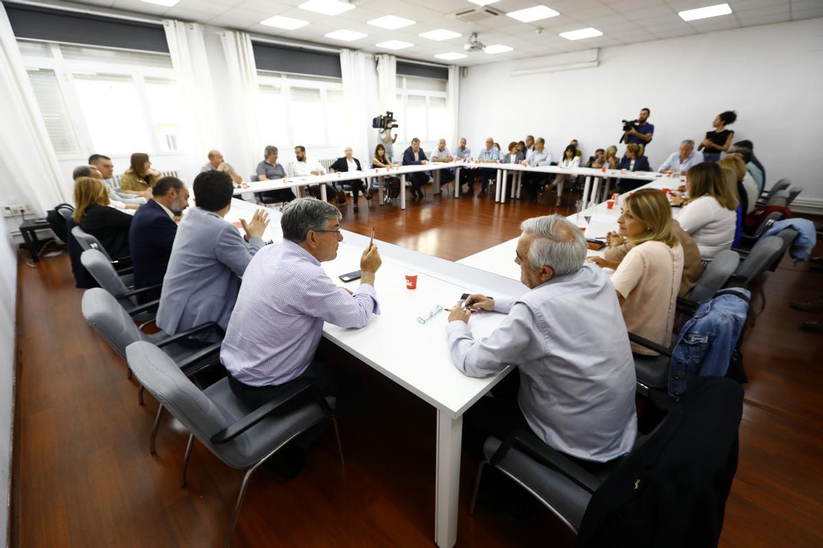 Momentos previos al comienzo de la Comisión Ejecutiva Regional del PSOE Aragón.