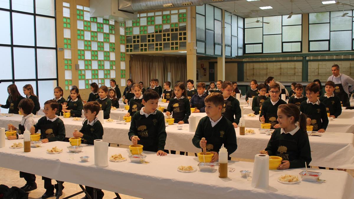 Los alumnos participaron ayer en el &#039;Junior Chef’ organizado por la Denominación de Origen Baena.