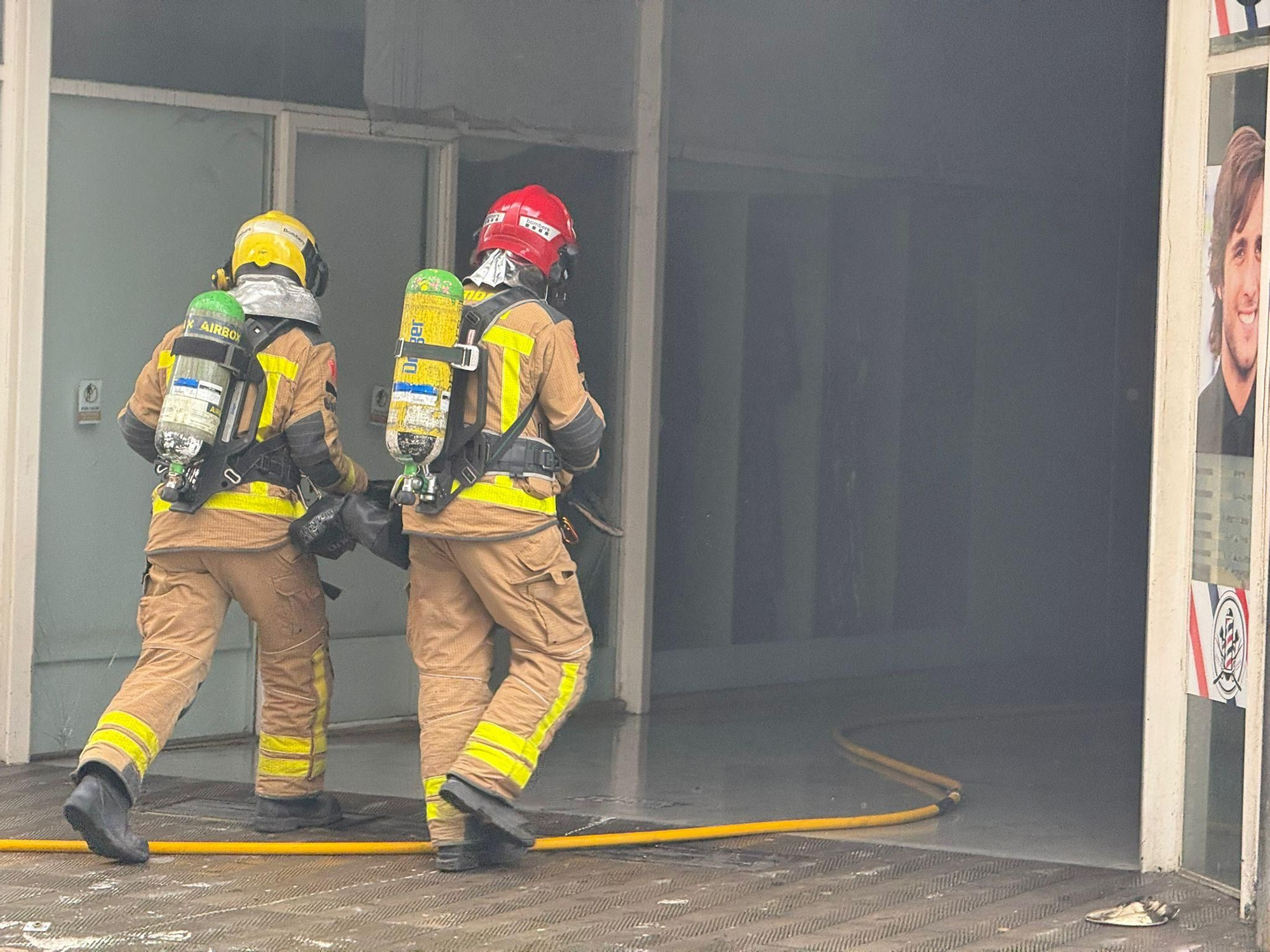 Les imatges de l'incendi en una perruqueria de Figueres