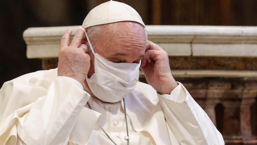 El Papa rectifica y aparece ante sus fieles con mascarilla