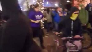 En ciutats com Portland s’han viscut moments de gran tensió. Els manifestants s’han enfrontat a la policia, han cremat cotxes i han destrossat comerços. Fins i tot algun d’ells anava armat i ja són diversos els detinguts.