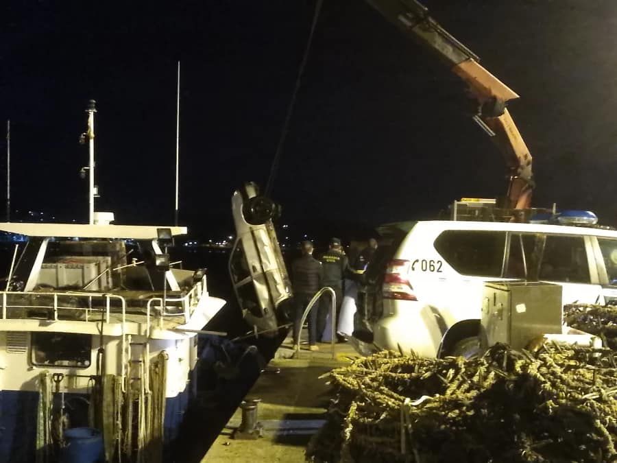 Un varón pierde la vida al precipitarse al mar con su coche en el puerto de Escarabote