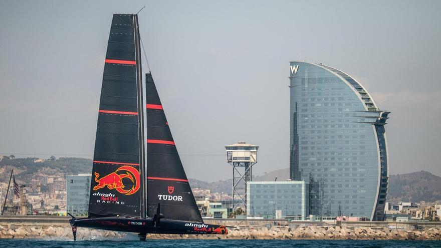 El Alinghi vuela sobre las aguas de Barcelona