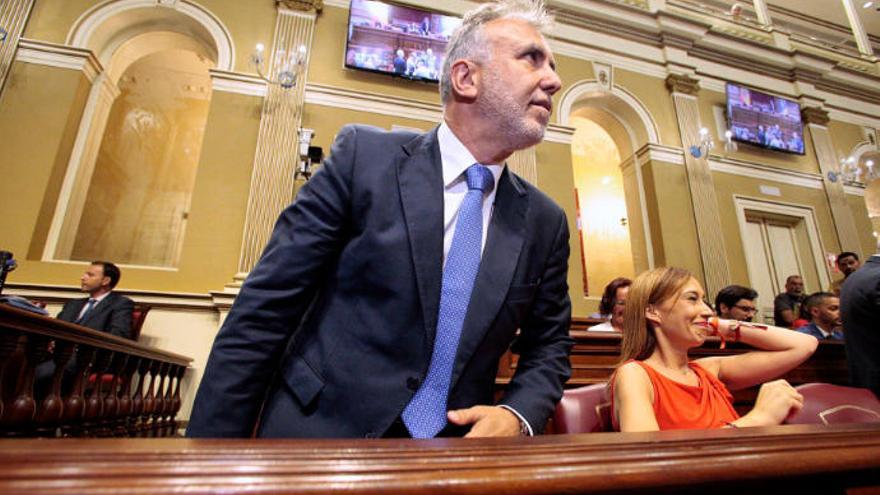 El candidato del PSOE a la Presidencia del Gobierno, Ángel Víctor Torres, en el Parlamento durante la constitución del mismo. A su lado, Nira Fierro.