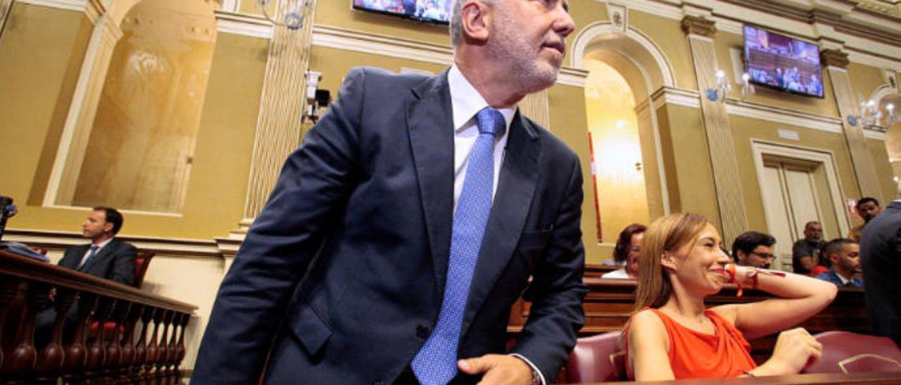 El candidato del PSOE a la Presidencia del Gobierno, Ángel Víctor Torres, en el Parlamento durante la constitución del mismo. A su lado, Nira Fierro.