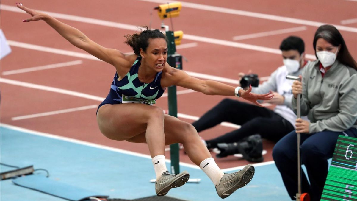 María Vicente, en uno de sus saltos en los Campeonatos de España en pista cubierta.