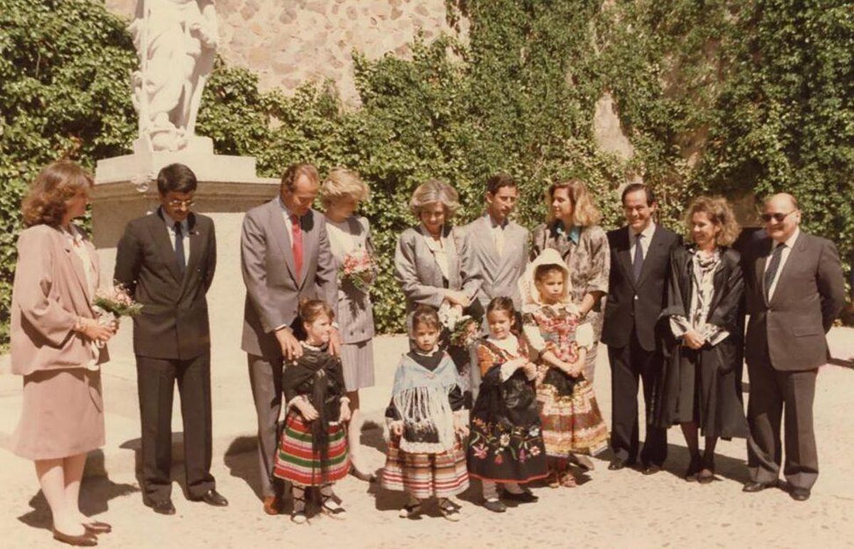 Los reyes de España posan en su llegada a Toledo junto a Carlos III y Lady Di
